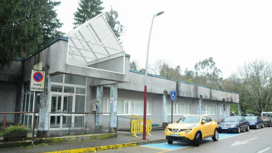 Exterior del centro de salud de Cuntis ayer por la tarde. // Iñaki Abella