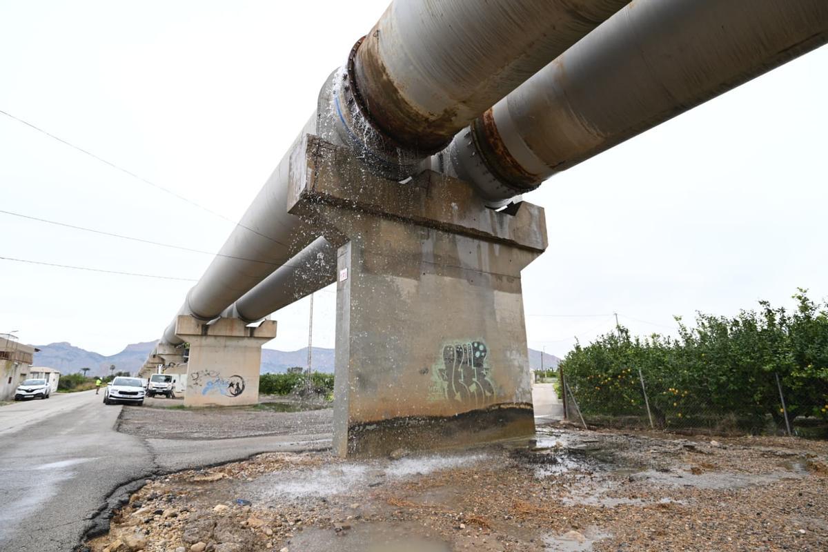 Fuga de agua en el trasvase a su paso por Orihuela