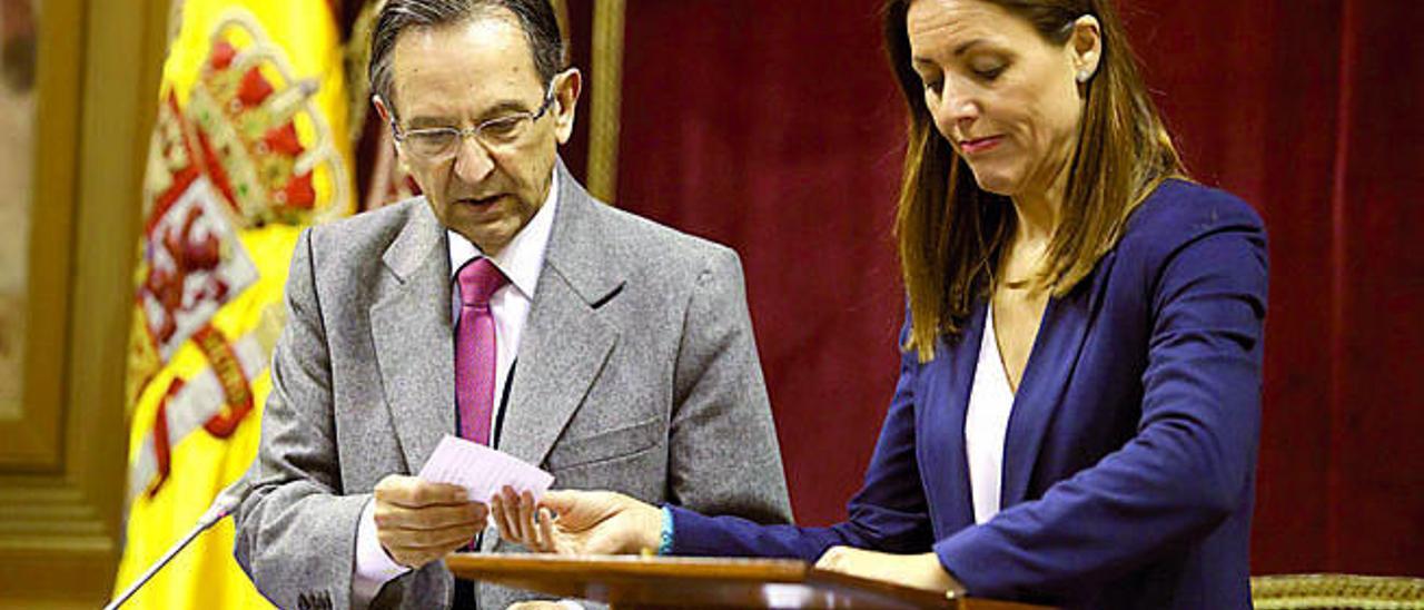 El presidente Antonio Castro y la vicepresidenta, Cristina Tavío, recuentan los votos en la elección del Consejo Rector de la RTVC.