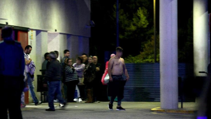 Allegados de las víctimas, el miércoles en la puerta del hospital.