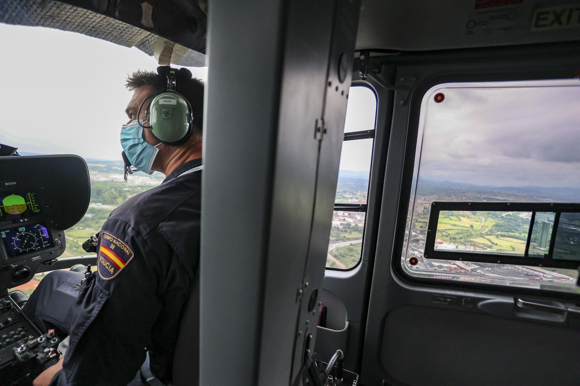 Sobrevolamos Asturias en el helicóptero de la Policía Nacional: esto es lo que ven