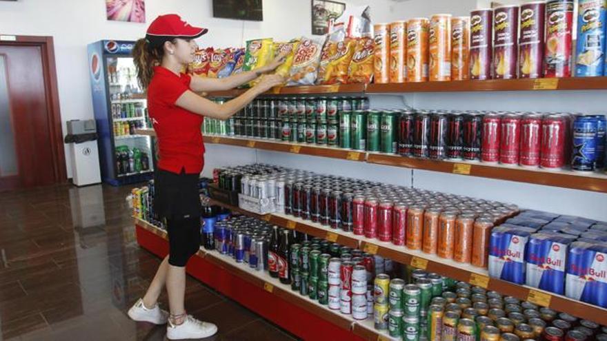 Seis trabajadoras de una gasolinera de Córdoba denuncian su despido por negarse a llevar minifalda