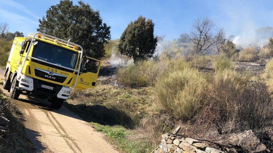 Un vehículo de la Junta en el incendio de Bercianos de Aliste