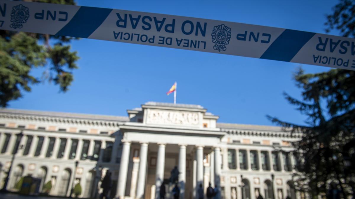 Un cordón policial en el Museo del Prado.