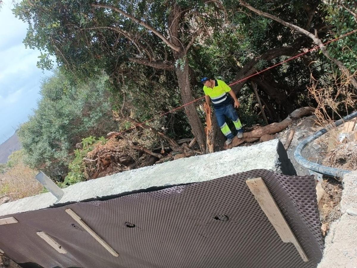 Trabajos de reconstrucción del muro de la carretera de El Fondillo.