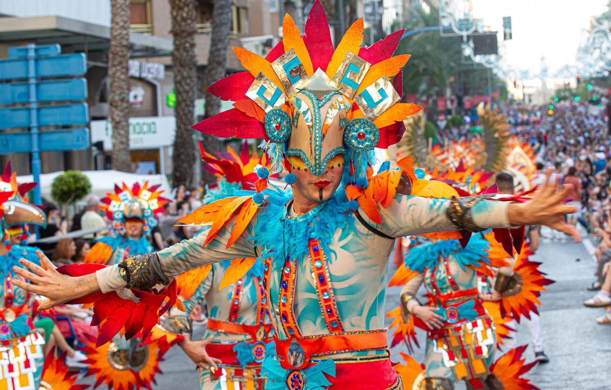 HOGUERAS 2022 | Desfile del Ninot en las calles de Alicante