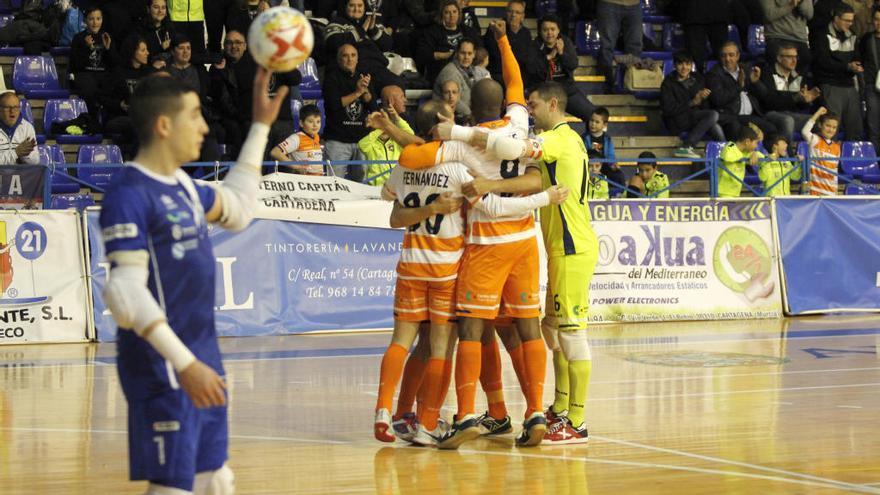 Los jugadores del Plásticos Romero celebran uno de los primeros goles en la mañana de ayer en el Central.