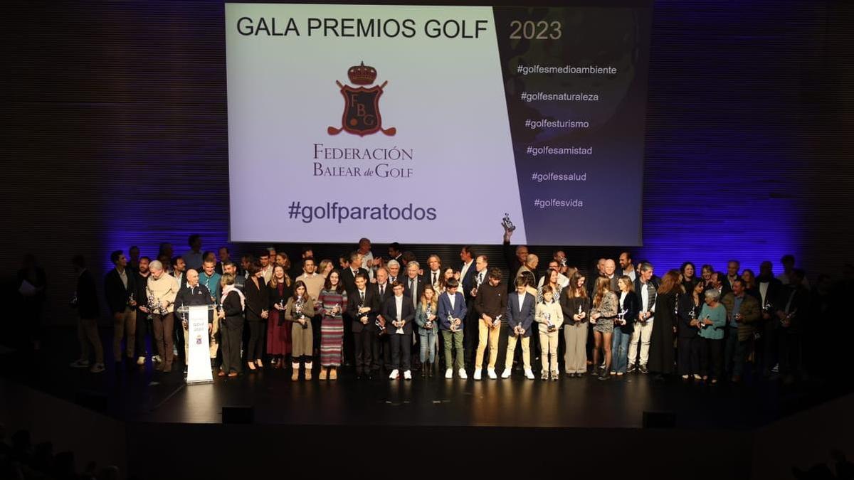 Foto de familia de los premiados en la Gala de la Federación Balear de Golf