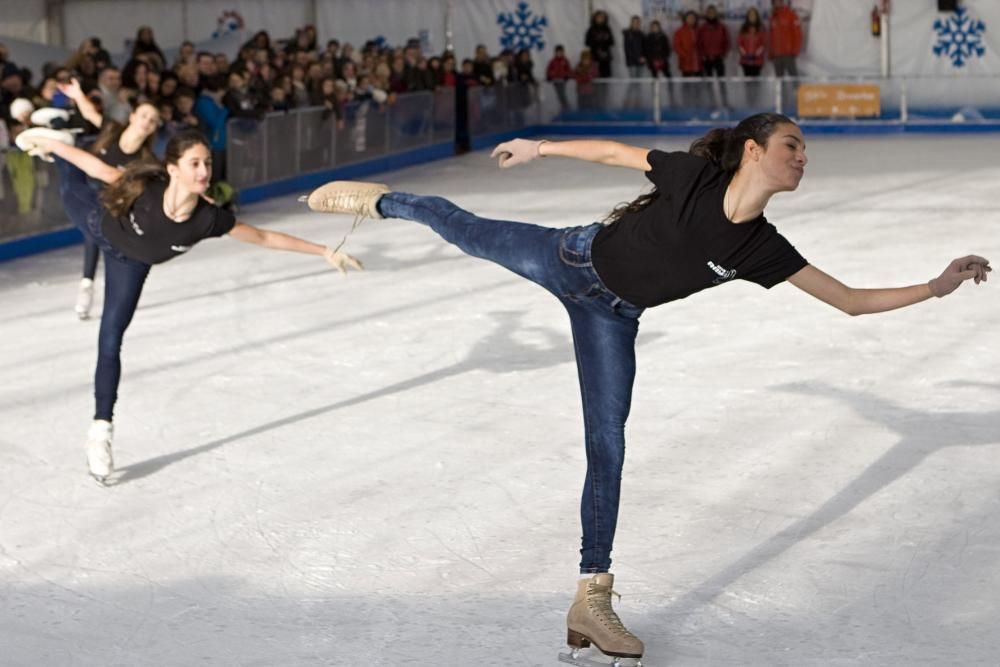 Exhibición de patinaje sobre hielo en la pista de Gijón