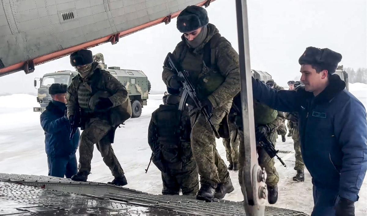 Paracaidistas rusos suben a un avión de carga militar para partir hacia Kazajstán como fuerza de mantenimiento de la paz en el aeropuerto de Chkalovsky.