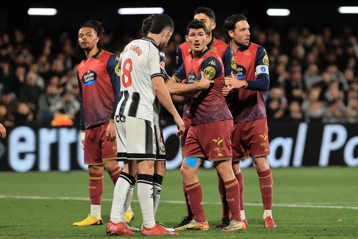 Miguel Loureiro, junto a Barri, durante el lanzamiento de un córner a favor