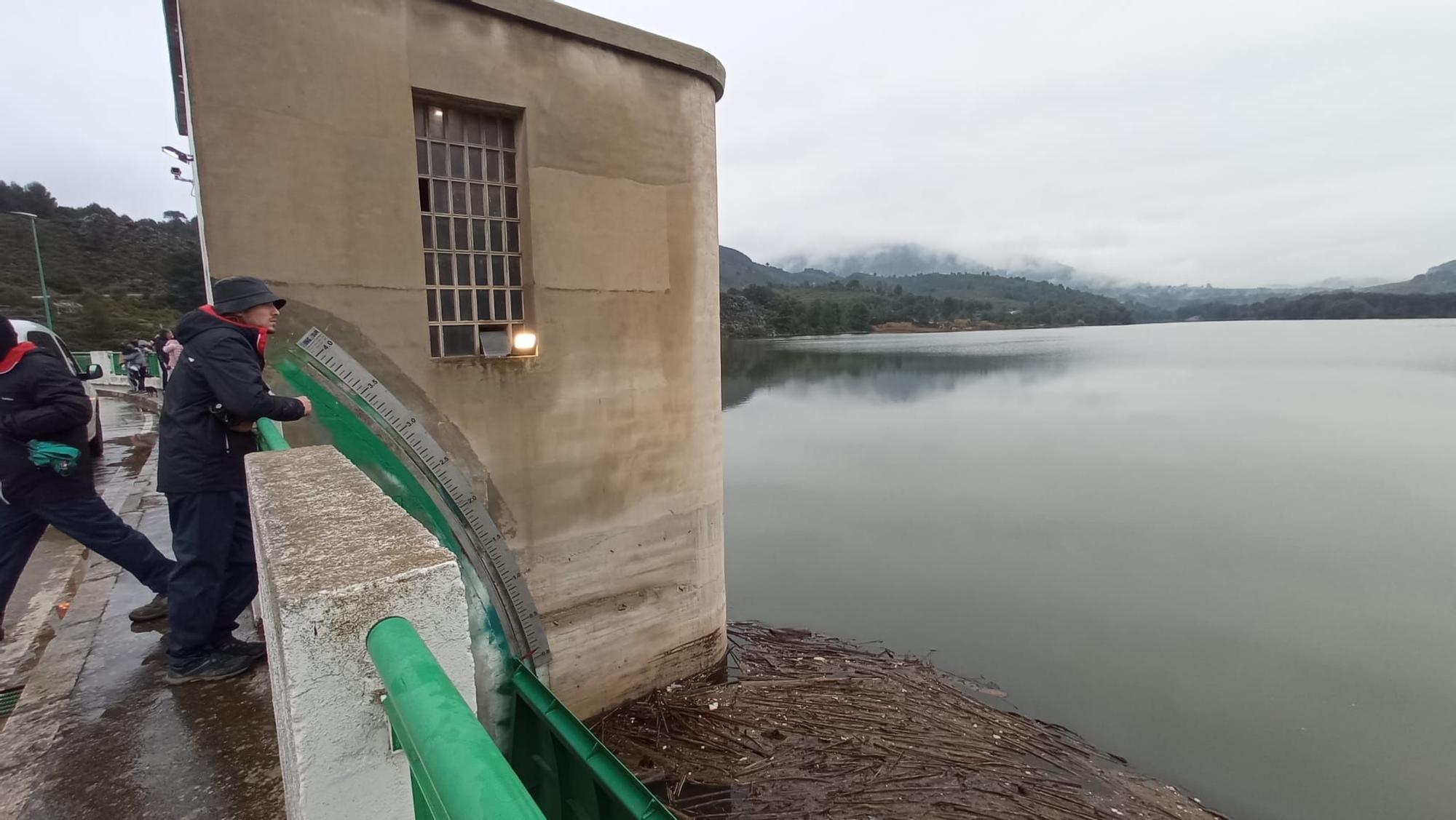 Imágenes del pantano de Beniarrés dejando salir el agua