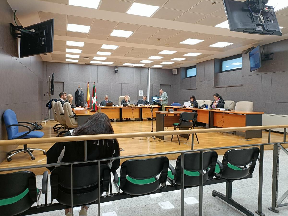 Una imagen del juicio a la mujer que secuestró un bebé en el hospital de Basurto.