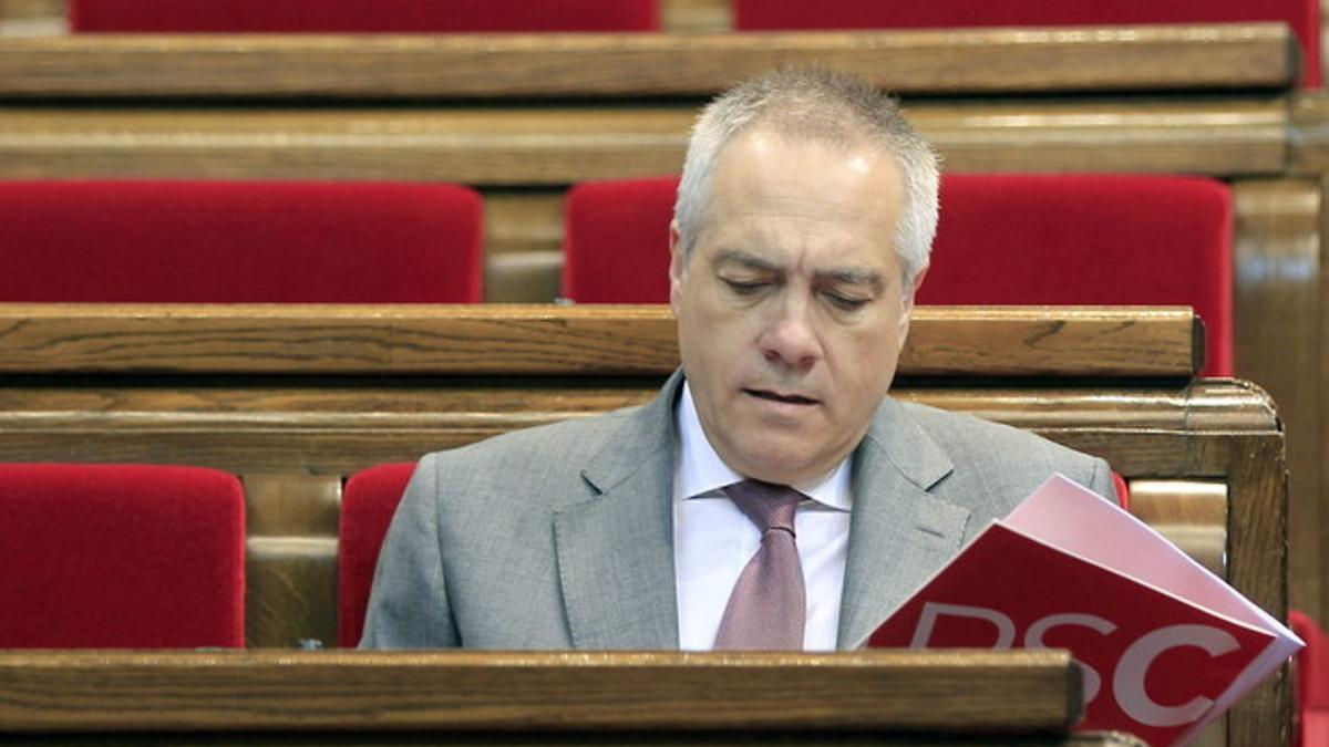 El líder del PSC, Pere Navarro, repasa unos papeles en el Parlament.