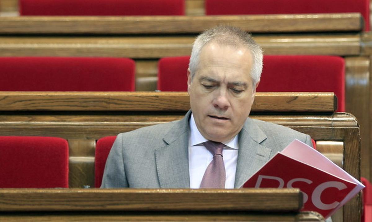 El líder del PSC, Pere Navarro, repassa uns papers al Parlament.