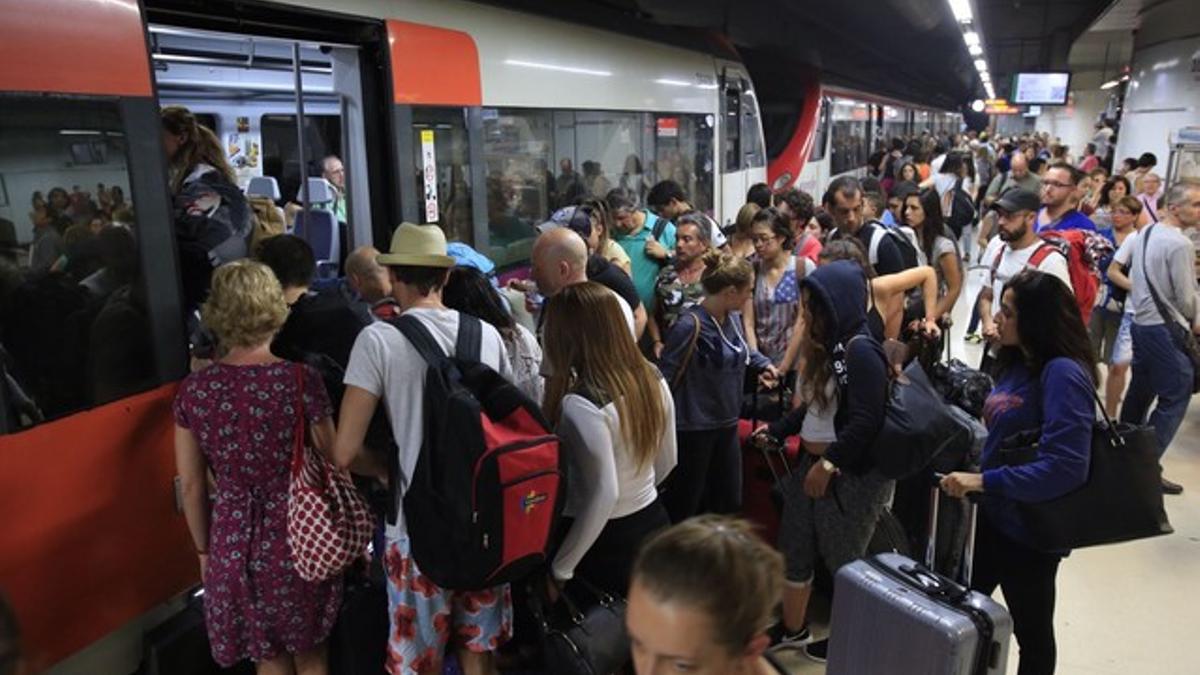 Decenas de viajeros, en un andén de la estación de Sants, este jueves, jornada de huelga en Renfe.