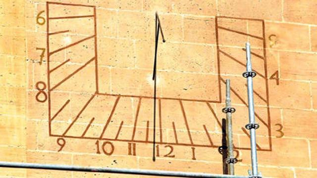 Aspecto que presenta el reloj de sol del convento de las Teresas, en el centro de la Rambla.