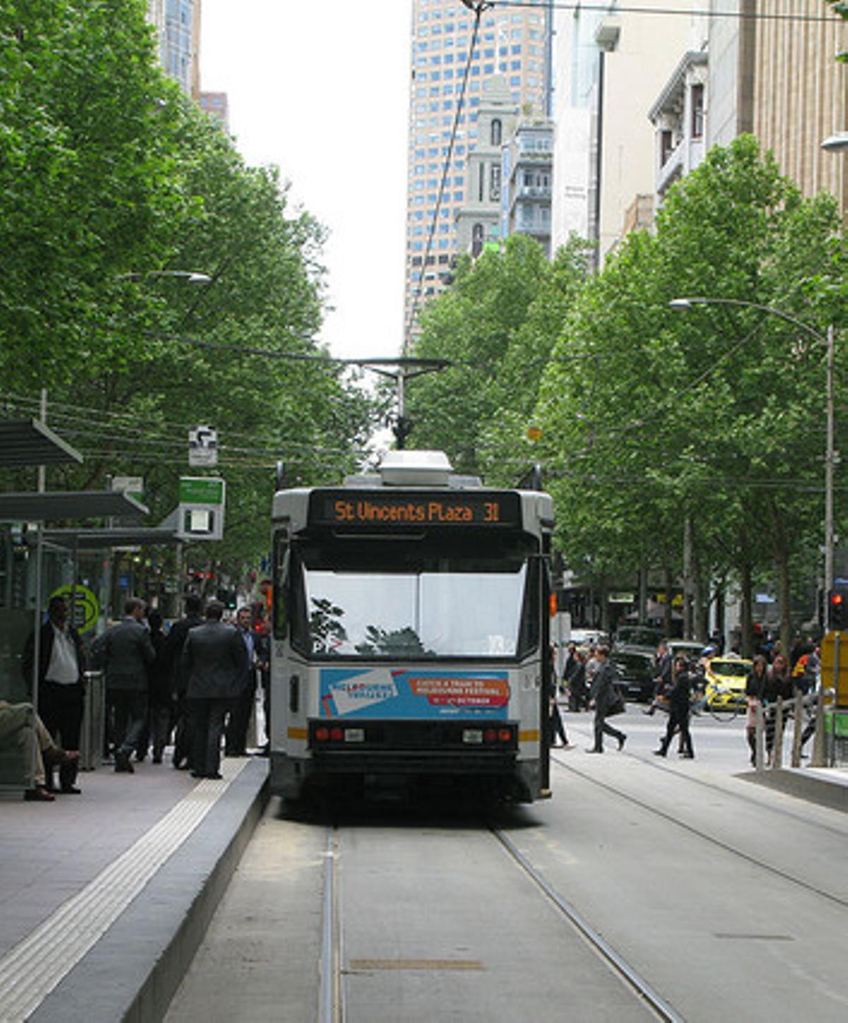 Un tranvía circula por una calle de Melbourne.