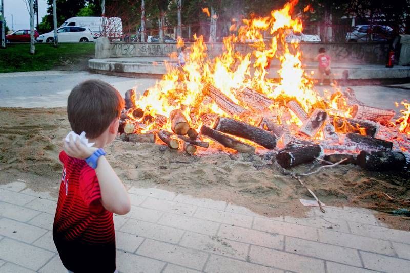 Noche de fuego en los barrios