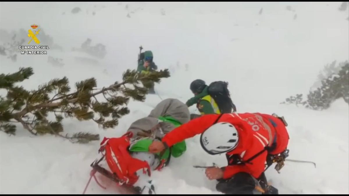 La Guardia Civil desplaza a la esquiadora lesionada en una camilla por la nieve