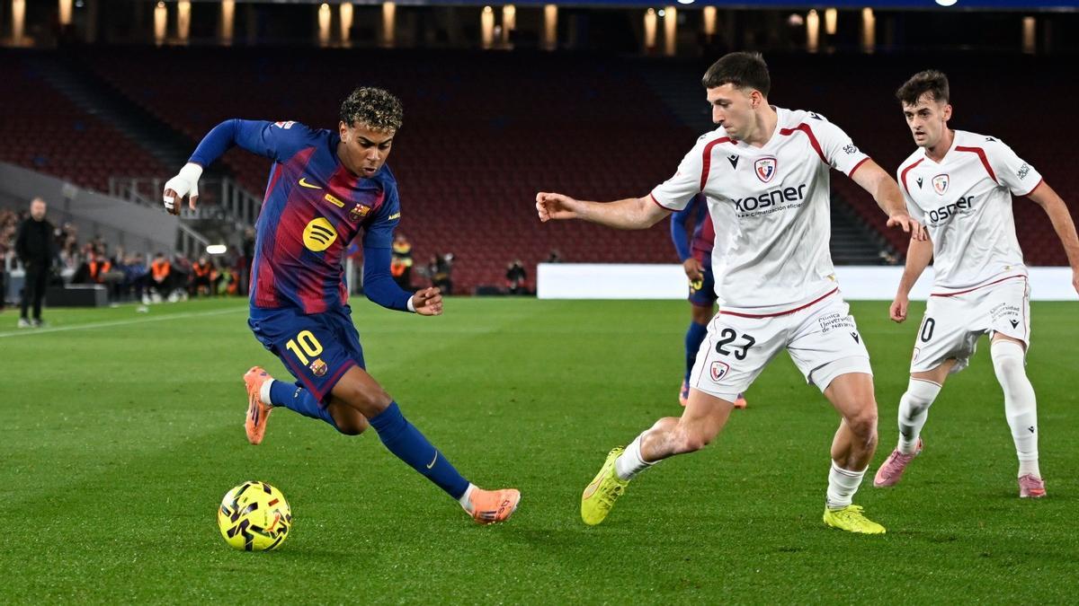 Lamine Yamal intenta desbordar a Bretones.