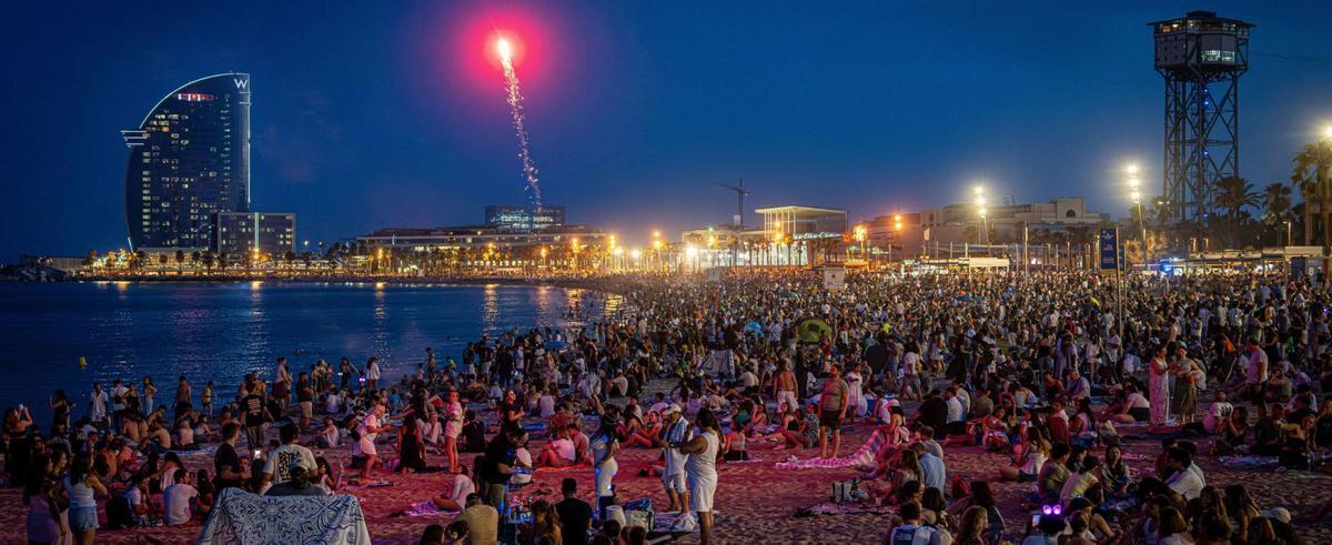 Milers de persones omplen les platges per celebrar Sant Joan Milers de persones omplen les platges per celebrar Sant Joan