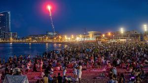 Milers de persones omplen les platges per celebrar Sant Joan