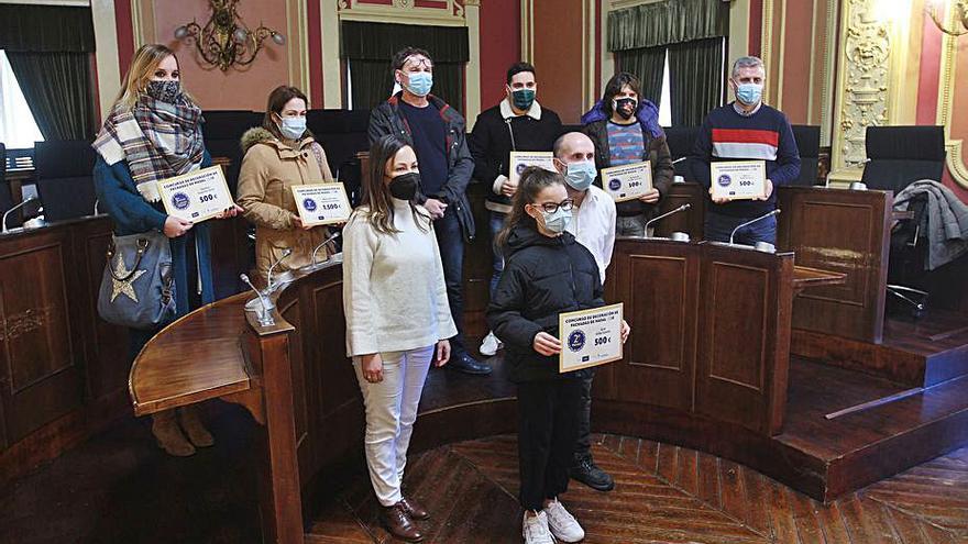 El alcalde con los ganadores.  | // IÑAKI OSORIO