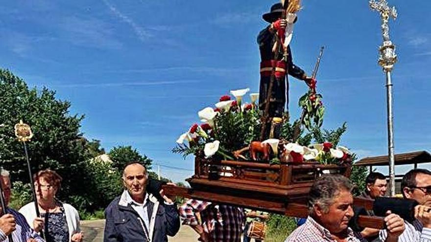 Devotos de Fermoselle portan la imagen de San Isidro.