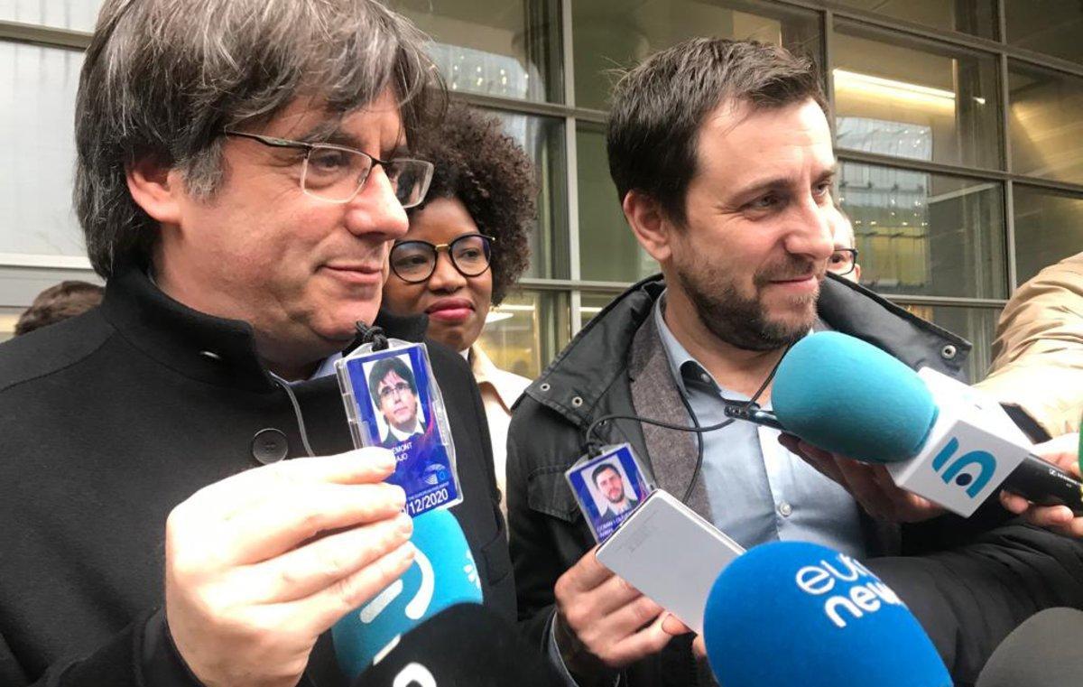 Puigdemont pierde el primer pulso judicial contra el Parlamento Europeo. En la foto, Puigdemont y Comín, con sus acreditaciones en el Parlamento Europeo.