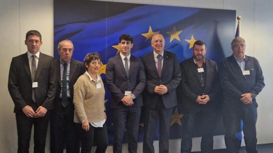 Asistentes con Kadis. | |