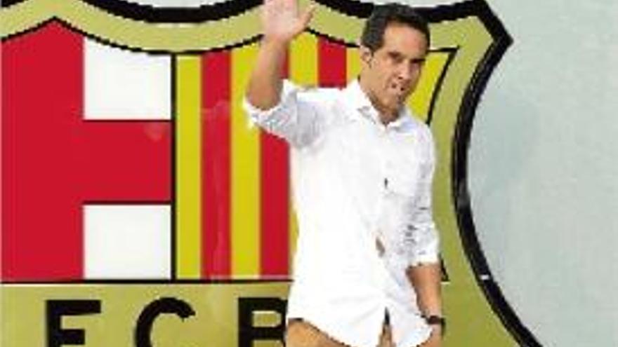 Claudio Bravo es va fer ahir la tradicional foto amb l&#039;escut del Barça