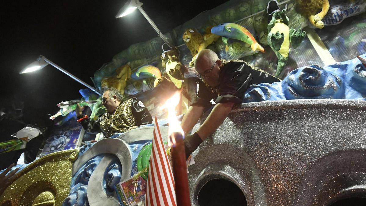 Carroza de Momo en un desfile del Entierro de la Sardina.