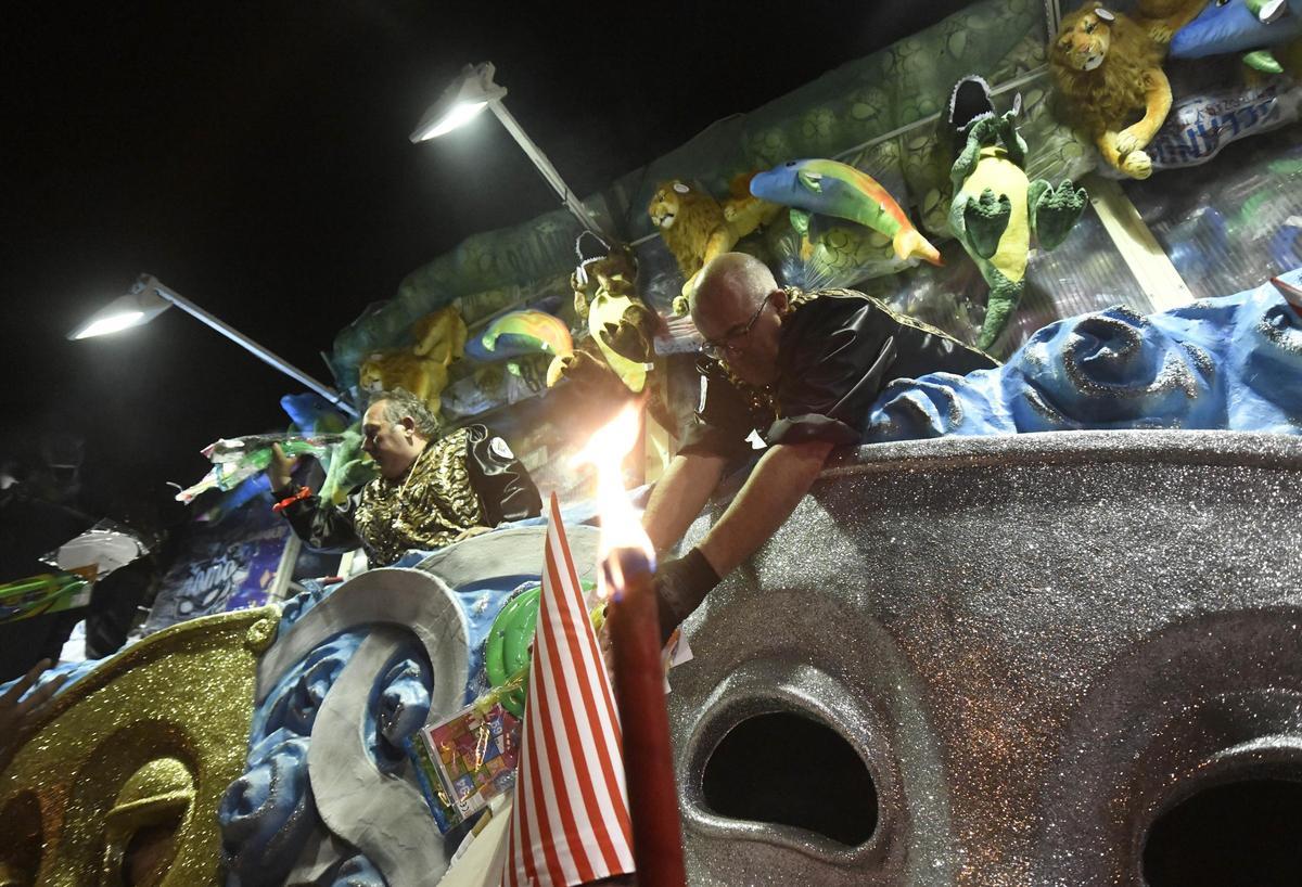 Carroza de Momo en un desfile del Entierro de la Sardina.