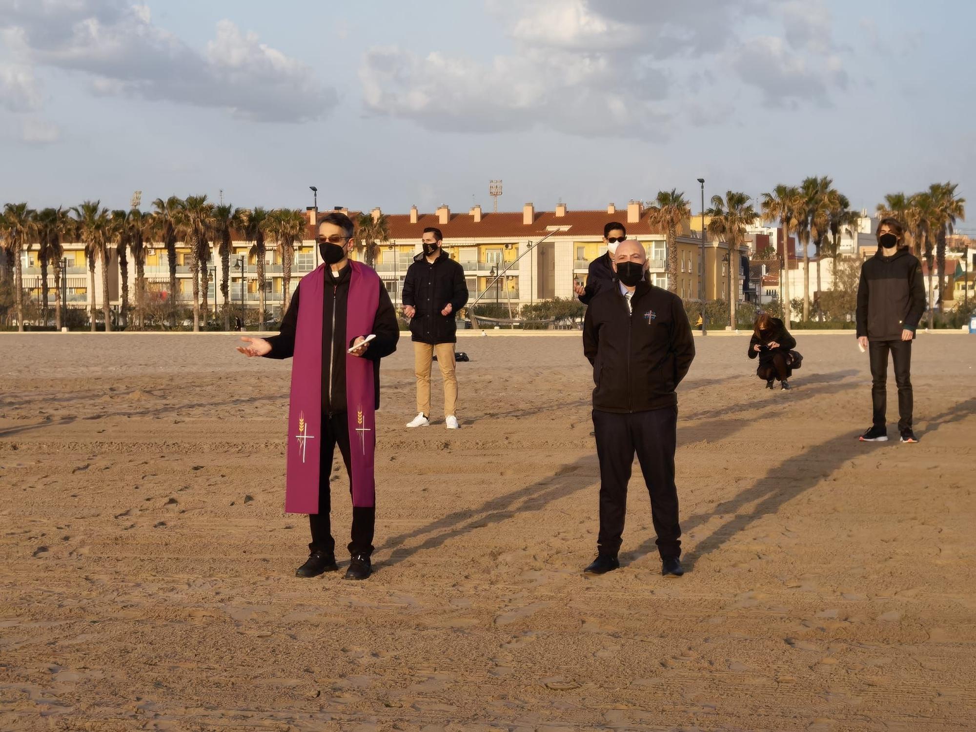 La hermandad del Cristo del Salvador acude a rezar a la playa de El Cabanyal