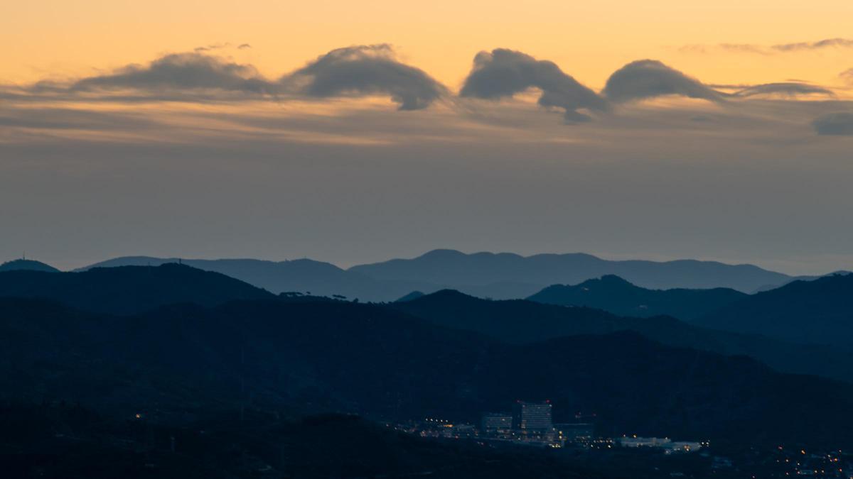 Ondas de montaña, con crestas de nubes, sobre la cordillera litoral, el 1 de marzo del 2024