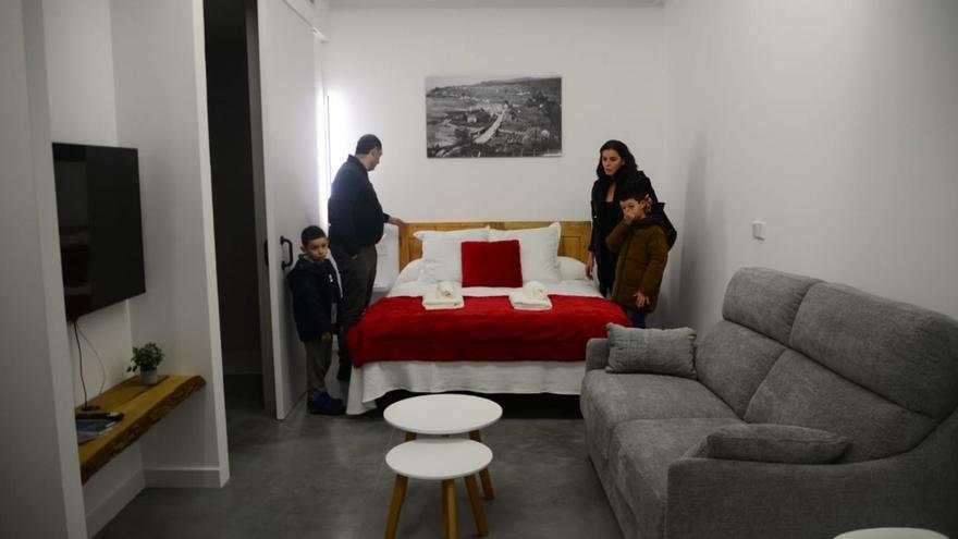 Una familia, ayer, visitando la casa turística durante la inauguración. |  Gonzalo Núñez