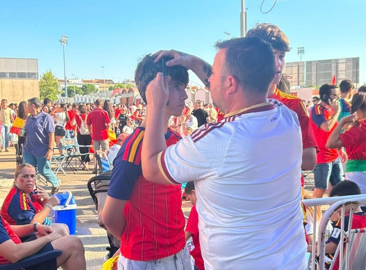 Un aficionado se pinta la cara con los colores de España.