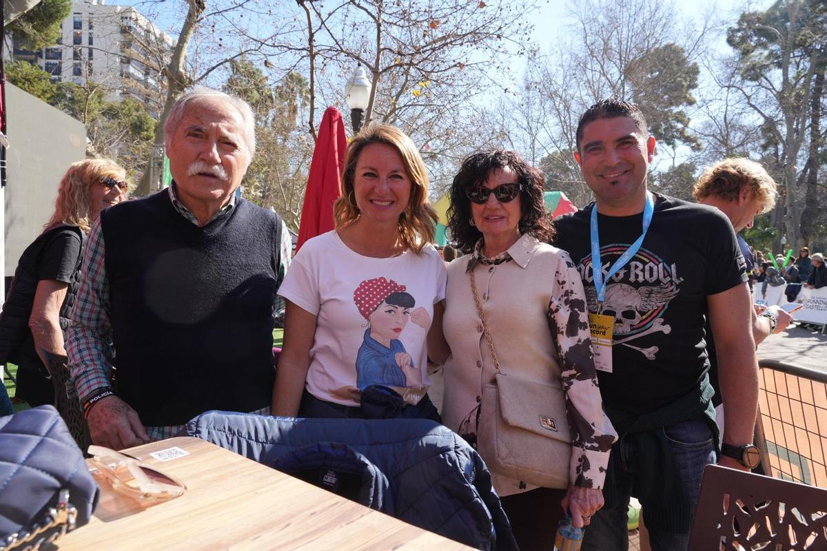 La alcaldesa de Castelló, Begoña Carrasco, junto a su marido, Alfonso Trelles, y sus padres, Antonio Carrasco y Conchi García.