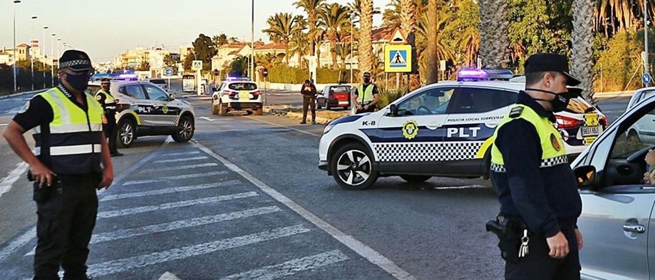 Control policial en el casco urbano de Torrevieja por parte de la Policía Local. | JOAQUÍN CARRIÓN