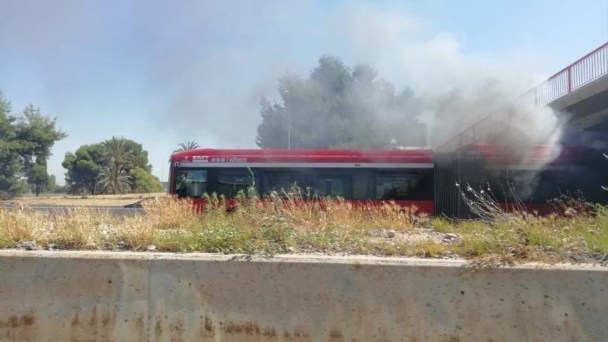 Momento en que el autobús de la EMT arde en la V30