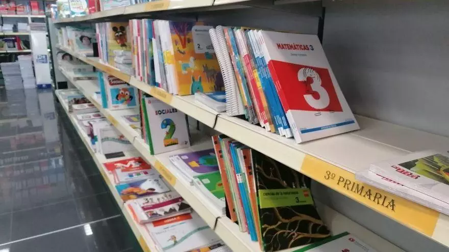 Donar libros de texto en el instituto de Piedras Blancas tiene premio: bonos de hasta 70 euros y material escolar