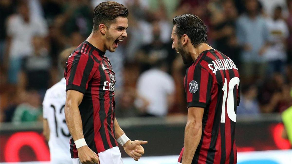 André Silva celebra uno de sus goles con Çalhanoglu