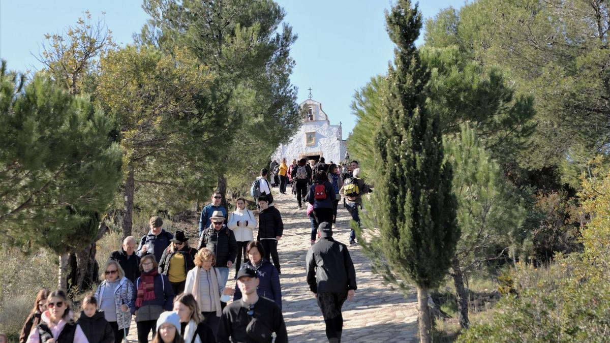 Durante toda la mañana, decenas de personas realizaron el tradicional recorrido desde Sant Josep hasta la ermita.