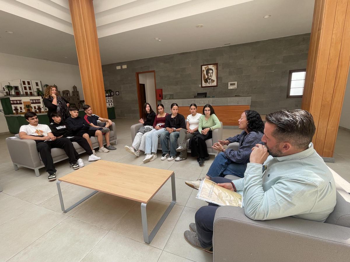 El alumnado del CEO Tunte presenta los resultados del informe a los concejales de San Bartolomé de Tirajana.