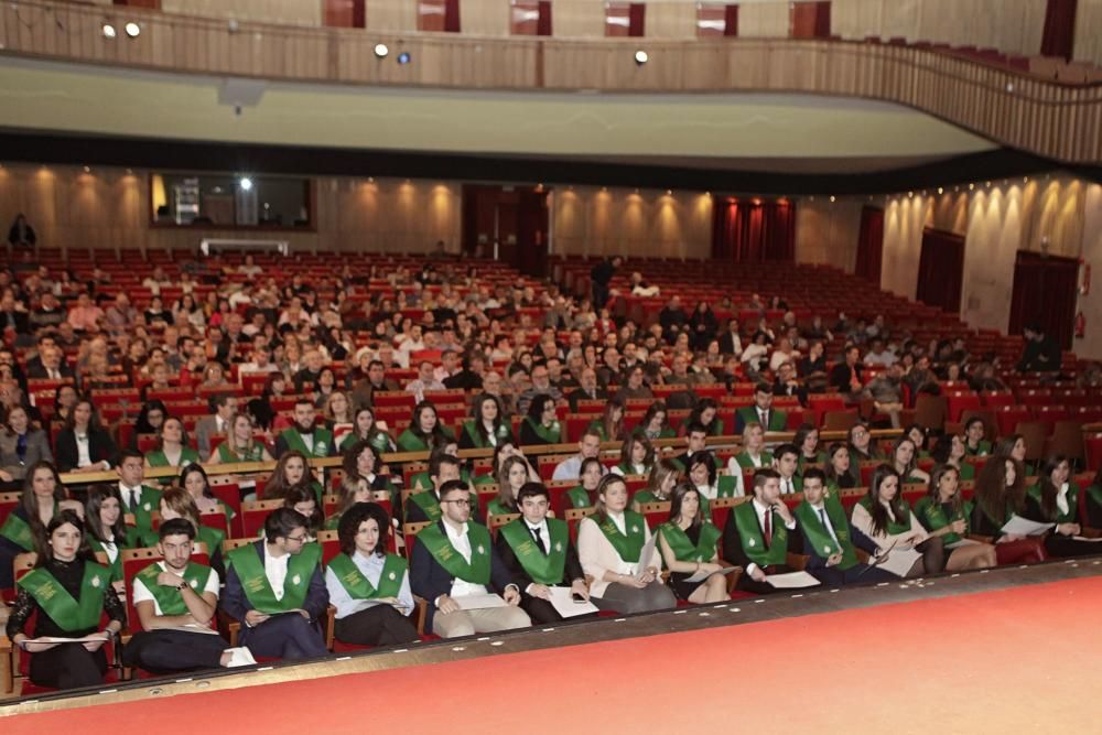 Entrega de diplomas a los graduados de la Facultad