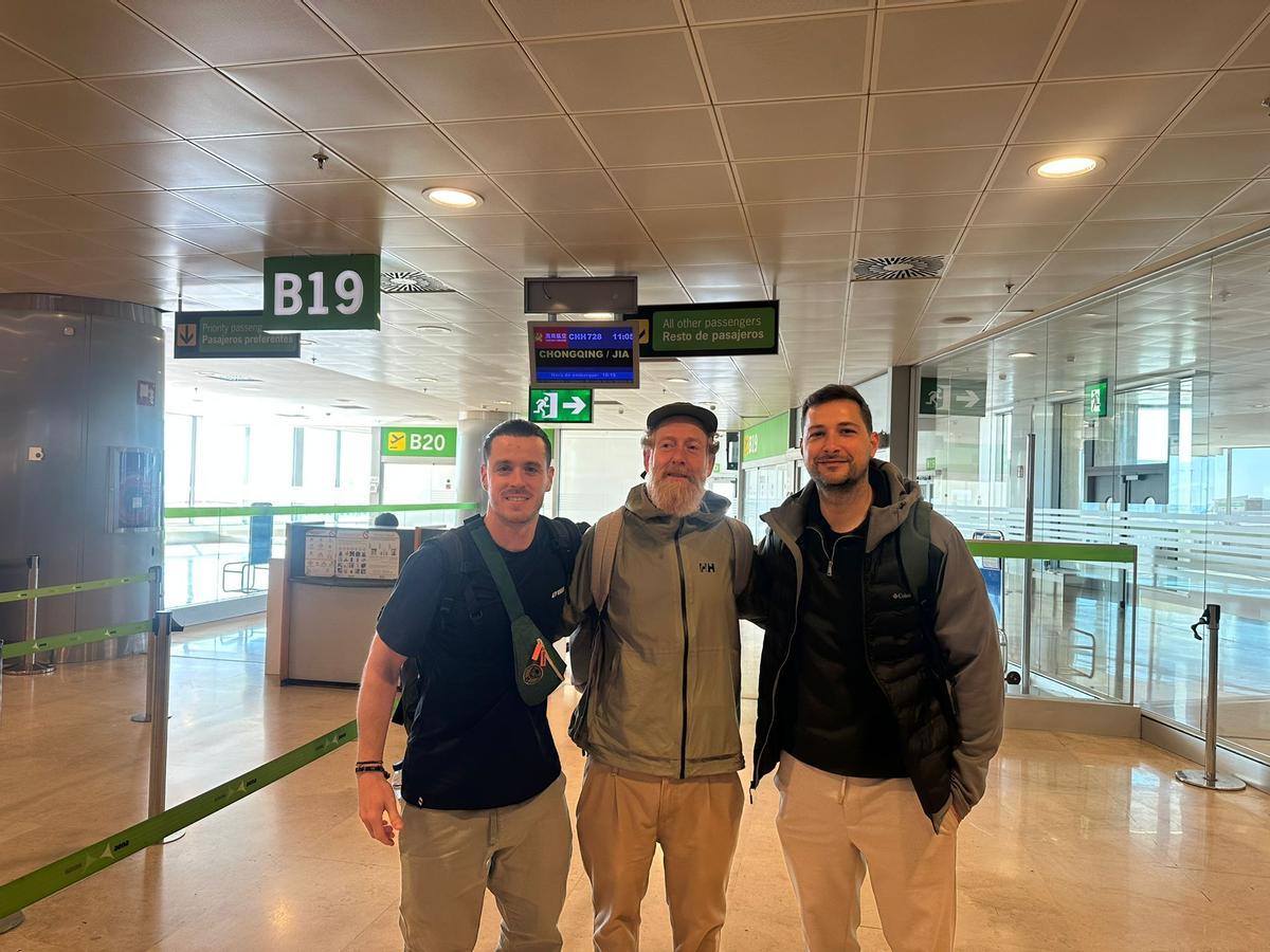 Por la izquierda, David Cienfuegos, Marcos García y Sergio Menéndez, en el aeropuerto de Barajas, antes de volar hacia China.