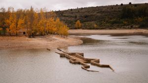 Vista del puente románico de Maderuelo (Segovia), que el embalse de Linares deja al descubierto varios días al año.