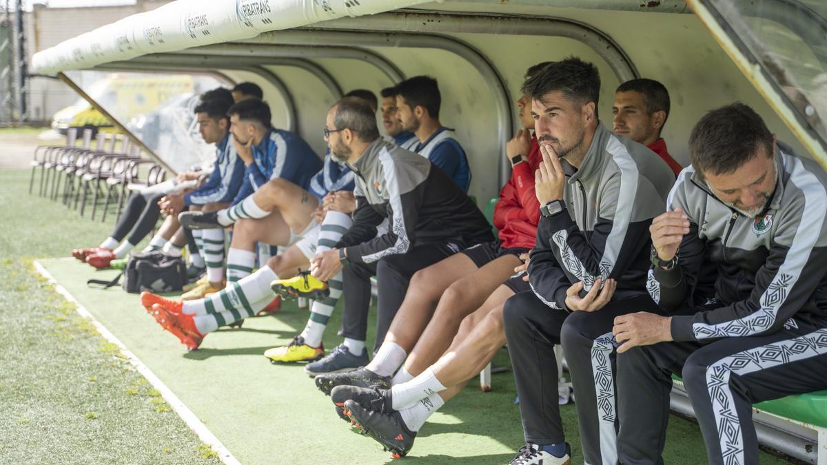 Banquillo del Cacereño durante el partido del pasado domingo ante el Unión Adarve.