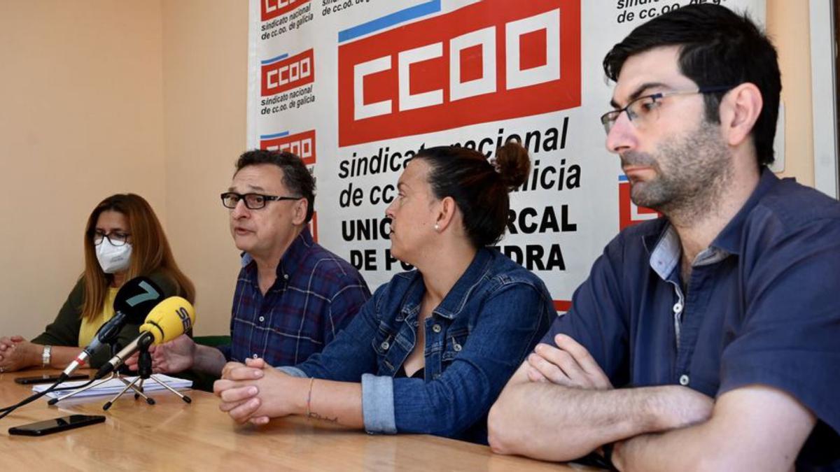 Rueda de prensa de CCOO ayer en Pontevedra.  // RAFA VÁZQUEZ